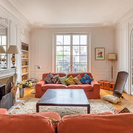 Luxurious Traditional French Style Near Eiffel Tower Paris